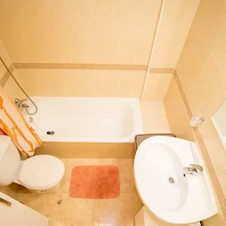 Appartamento With A Garden View And Swimming Pool Er-101 *